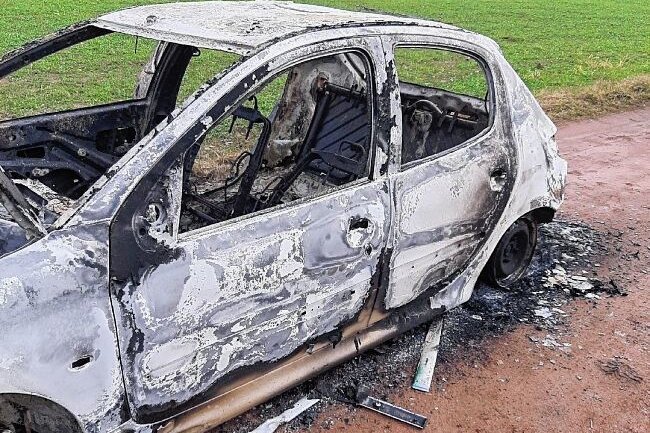 Abgestellter Peugeot angezündet - Wer kann Hinweise zu Tat und Tätern im Fall des ausgebrannten Peugeots machen? 