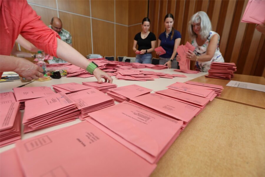 Abgestraft: Auch in Plauen wenden sich die Wähler von den etablierten Parteien ab - Stimmenauszählung im Plauener Rathaus: Wie lassen sich im neuen Stadtrat noch Mehrheiten organisieren?