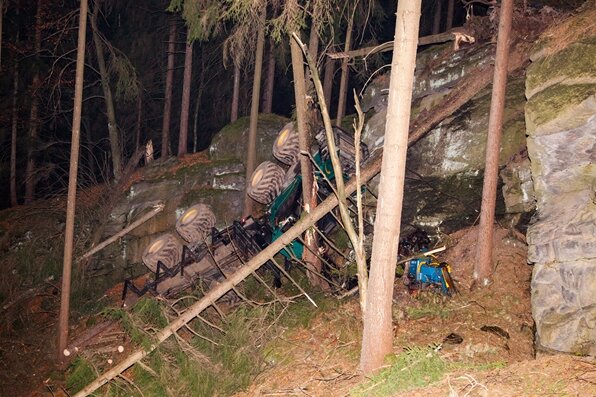 Abgestürztes Forstfahrzeug in Wald bei Albernau gefunden - 
