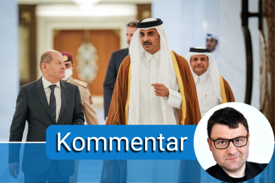 Katar, im September: Bundeskanzler Olaf Scholz (l, SPD) und der Emir von Katar, Tamim bin Hamad Al Thani, kommen nach ihrem Gespräch zum Pressestatement.
