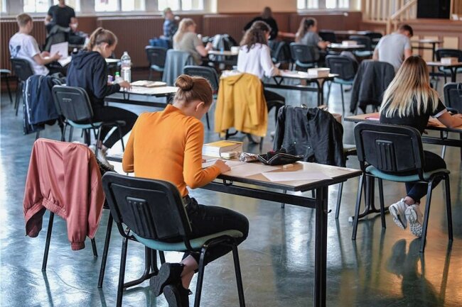 Abi mit Berufsabschluss: Schule sucht Interessenten - Auch bei dem Projekt Duale Berufsausbildung mit Abitur (Dubas) steht am Ende der Ausbildung die Abiprüfung. 