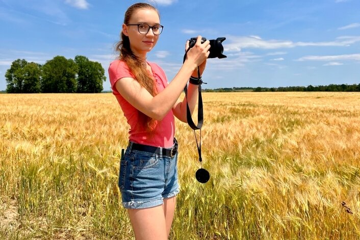 Mit der Kamera auf der Suche nach interessanten Motiven: Laeticia Köhler. Sie hat ihr Abitur in Flöha mit der Note 1,0 geschafft. 