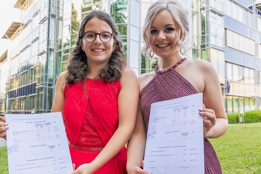Sofia Voigt (links) aus Stützengrün und Licinia Pinkert aus Stangengrün haben die Allgemeine Hochschulreife mit der Note 1 bestanden. 
