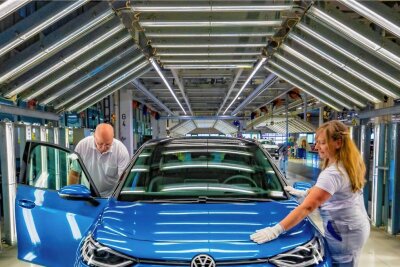 Abkehr von der Leuchtturmpolitik: Was Experten für Sachsens Wirtschaft empfehlen - Hochproduktiv, aber nicht typisch für den Osten: Volkswagen feierte vor einigen Monaten die Weltpremiere des neuen ID.3 im Zwickauer Werk. 