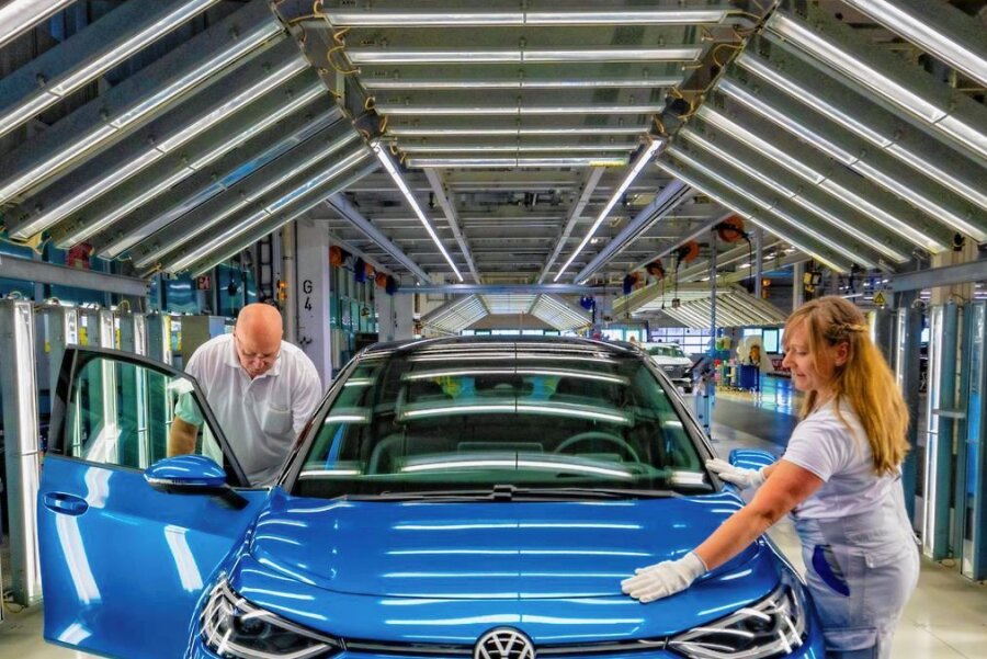 Abkehr von der Leuchtturmpolitik: Was Experten für Sachsens Wirtschaft empfehlen - Hochproduktiv, aber nicht typisch für den Osten: Volkswagen feierte vor einigen Monaten die Weltpremiere des neuen ID.3 im Zwickauer Werk. 