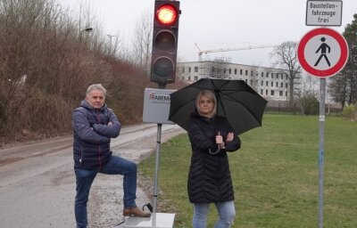 Abkürzen am Gefängnis verboten - Anwohner sauer - Die Stadträte Grit Fischer und Lutz Reinhold haben kein Verständnis, dass die Zufahrtsstraße zur JVA gesperrt ist. 