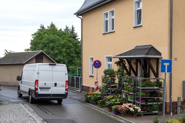 Abkürzung für Landwirte sorgt nicht nur für Freude - Für den Blumenladen am Eingang des Rödlitzer Weges bereitet das Parkverbot zum Beispiel beim Anliefern Probleme. 