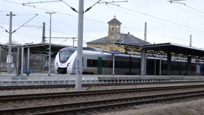 Abkürzung Gleisbett: Warum der kurze Weg kein Kavaliersdelikt ist - Weil eine Fußgängerin die Gleise überquerte, musste ein Zug auf dem Bahnhof Reichenbach kürzlich eine Notbremsung einleiten.