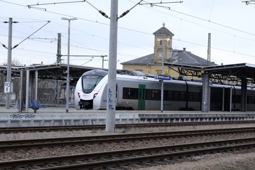 Weil eine Fußgängerin die Gleise überquerte, musste ein Zug auf dem Bahnhof Reichenbach kürzlich eine Notbremsung einleiten.