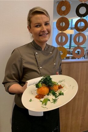 Alles rein basisch: Daniela Ranze, Köchin im Parkhotel Rügen, mit dem Hauptgericht: gefüllte Tomaten mit Rosmarin-Schaum. 
