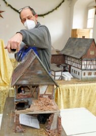 Abrafaxe kommen in Werdau ins Museum - Udo Pagel ist mit dem Abbau der Weihnachtsausstellung beschäftigt. 