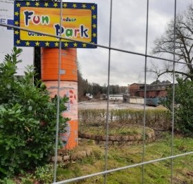 Abriss am Funpark in Glauchau  wird teurer - Von Fun-Park ist bis auf das Schild nicht mehr übrig. 
