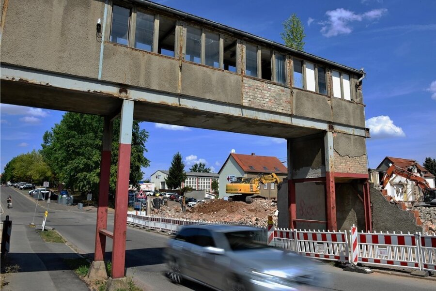 Diese Brücke der alten Lederfabrik über die Wiesenstraße in Hainichen wird nun abgerissen. Die Umleitung erfolgt über die Feldstraße. 