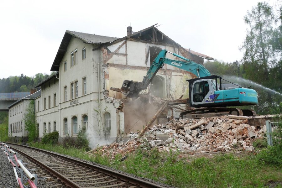 Abriss des Zschopauer Bahnhofs erfordert auch Feinarbeit - Etwa ein Drittel des Zschopauer Bahnhofsgebäudes ist in dieser Woche abgerissen worden.