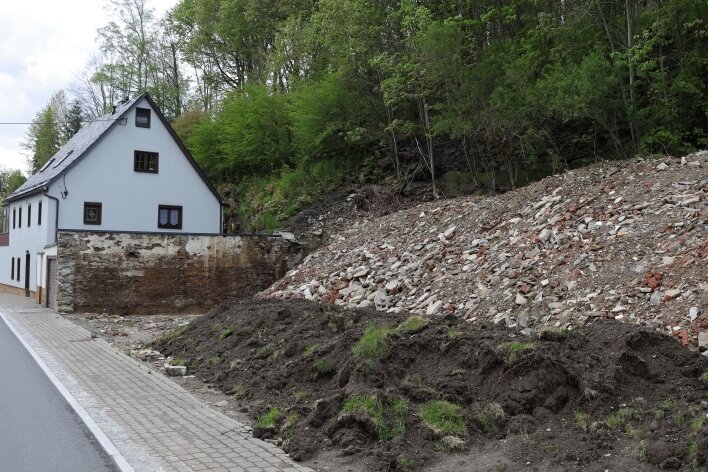 Abriss-Drama in drei Akten - Beispiel einer "Ersatzvornahme" - Und heute klafft an der Stelle an der Annaberger Straße in Markersbach ein Loch, Bauschutt wurde hinterlassen. 