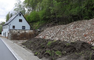 Abriss-Drama in drei Akten - Beispiel einer "Ersatzvornahme" - Und heute klafft an der Stelle an der Annaberger Straße in Markersbach ein Loch, Bauschutt wurde hinterlassen. 