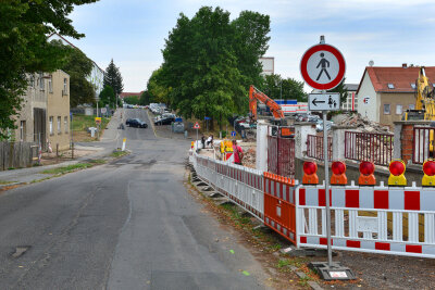 Abriss im Eiltempo: Wiesenstraße in Hainichen schon wieder befahrbar - Die Brücke über der Straße ist weg, der Abriss der Lederfabrik in Hainichen fast abgeschlossen.