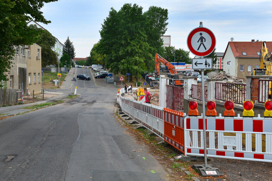 Die Brücke über der Straße ist weg, der Abriss der Lederfabrik in Hainichen fast abgeschlossen.