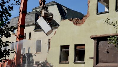 Abriss: Schützenhaus in Auerbach verschwindet - Der Bagger begann am hinteren Teil des Schützenhauses mit dem Abriss. Mit als erstes war der Küchentrakt dran.