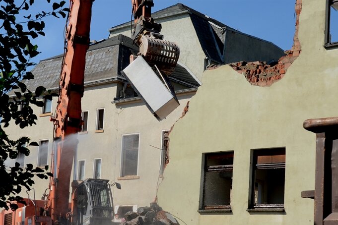 Abriss: Schützenhaus in Auerbach verschwindet - Der Bagger begann am hinteren Teil des Schützenhauses mit dem Abriss. Mit als erstes war der Küchentrakt dran.
