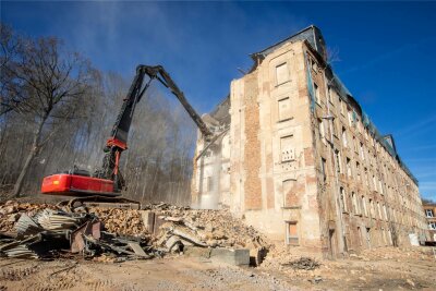 Abriss von Ruinen: Stadt Plauen zieht positive Zwischenbilanz - Im Februar dieses Jahres begann der Abriss des Gebäudes der ehemaligen Matratzenfabrik in der Elsteraue; dort soll ein Bildungszentrum entstehen.