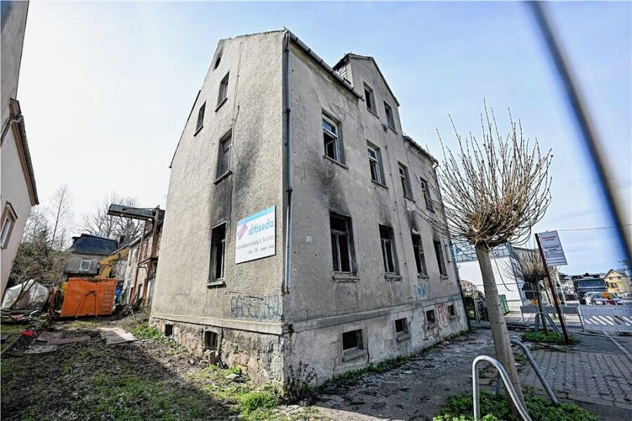 Abrissarbeiten an Brandhaus in Rußdorf haben begonnen: Wie sieht es im Inneren des Gebäudes aus? - Im Februar brannte die ehemalige Näherei an der Waldenburger Straße komplett ab. 