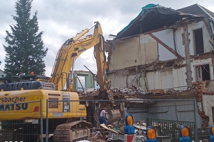 Abrissarbeiten in Ebmath -  Das Gebäude wurde von der Firma Erd- und Tiefbau Ebersbach aus Oelsnitz abgerissen.