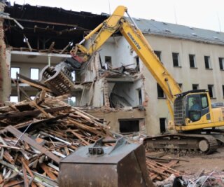 Abrissbagger in Eppendorf im Einsatz - Das seit Jahrzehnten leerstehende ehemalige Verwaltungsgebäude des früheren VEB Planet Wäschefabrik Eppendorf wird jetzt abgerissen. 
