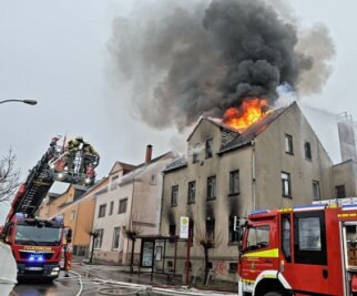 Abrissgebäude brennt in Rußdorf - Die Feuerwehr konnte den Brand nur von außen löschen.