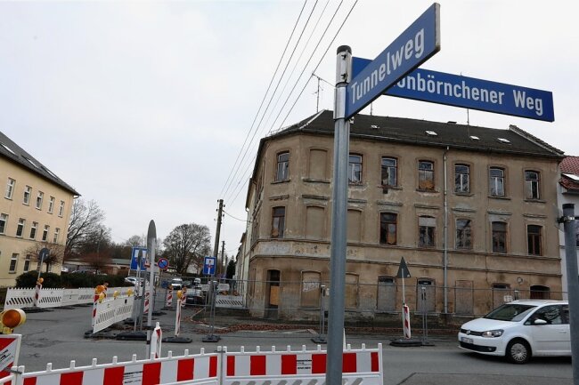 Abrisshaus zwingt Feuerwehr in Glauchau-Gesau zu Umweg - Vor dem Eckhaus, welches seit Jahrzehnten leersteht, gilt momentan eine Einbahnstraßenregelung.