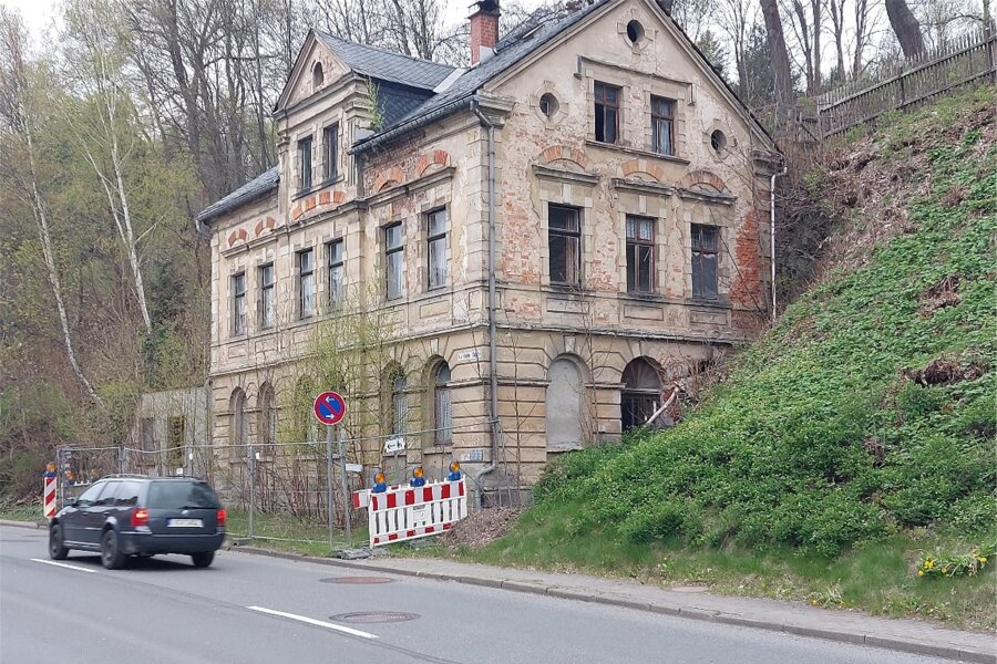 Abrisspläne in Klingenthal: Diese beiden maroden Häuser sollen aus dem Stadtbild verschwinden - Das Haus Auerbacher Straße 54 soll aus dem Klingenthaler Stadtbild verschwinden. Es hat eine besondere Geschichte.