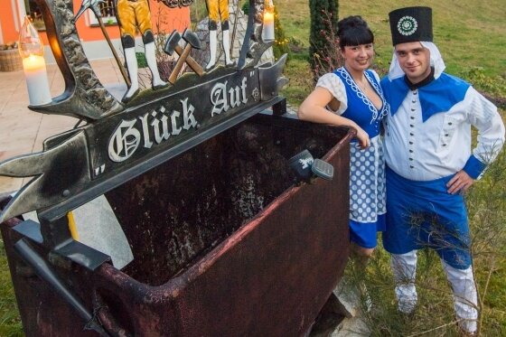 Saskia Trzarnowski und ihr Freund Rico Tippner aus Alberoda sind Bademädchen und Blaufarbenwerker. Sie hatten als Symbolfiguren bereits für den Tag der Sachsen 2020 in Aue-Bad Schlema geworben. 