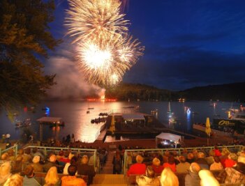 Absage: Talsperrenfest in Kriebstein fällt erneut ins Wasser - Das Feuerwerk am Samstagabend, hier der Blick über die Seebühne auf den Stausee, ist einer der Höhepunkte des Talsperrenfestes in Kriebstein. 