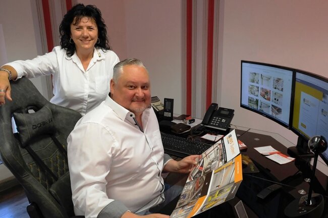 In der Schaltzentrale des Familienbetriebes: Angela und Heiko Petzoldt führen die 25 Mitarbeiter starke Firma mit Sitz in Unterheinsdorf nahe der Ortsumgehung.
