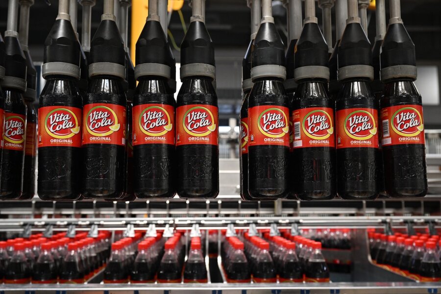 Absatz von Vita Cola wächst - Eine Produktionsanlage für die Abfüllung von Vita-Cola in der Thüringer Waldquell Mineralbrunnen GmbH in Schmalkalden.