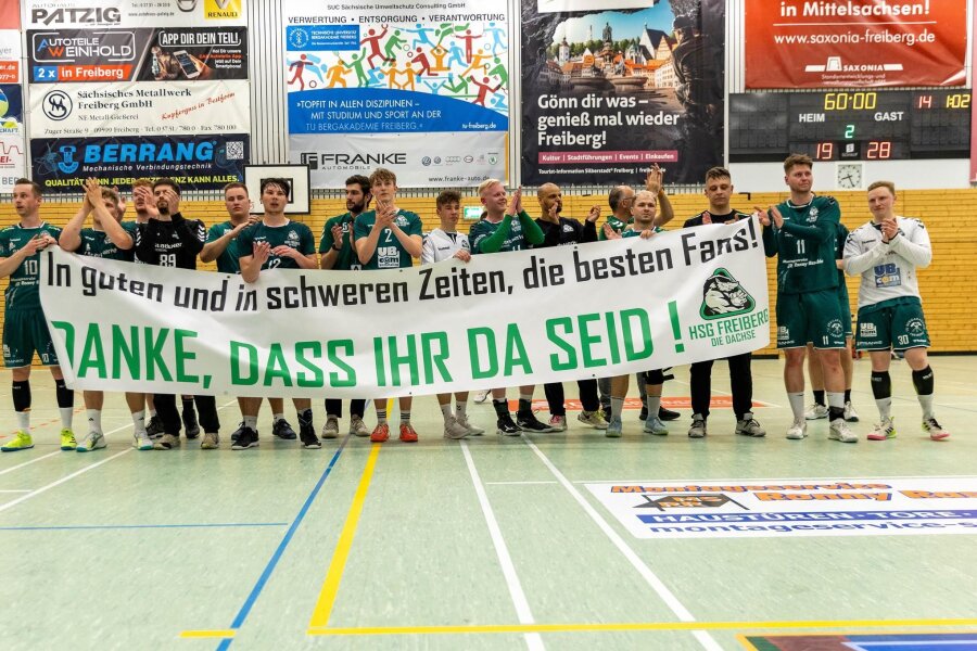Abschied aus Mitteldeutscher Oberliga: Minutenlanger Applaus für Freiberger Dachse - Auch im letzten Spiel gegen Pirna/Heidenau konnten sich die Dachse wieder auf den Rückhalt von der Tribüne verlassen.