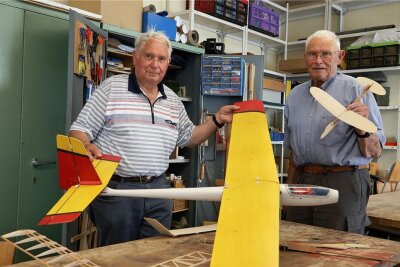 Abschied: Die Glauchauer Flugmodellbau-Ära geht zu Ende - Manfred Barg (links) und Kurt Hammer hören aus Altersgründen mit dem Flugmodellbau im Glauchauer Freizeitparadies auf.