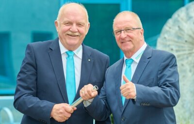 Abschied nach 28 Jahren Verbandsvorsitz bei Wasserwerken - Joachim Rudler (l.) übergibt den Vorsitz an Wolfgang Leonhardt. 
