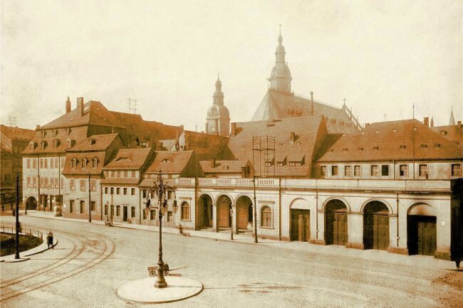 Abschied vom alten Chemnitz - ein neuer Katalog des Schloßbergmuseums - Häuserzeile am Neumarkt vor dem Bau des Neuen Rathauses. 