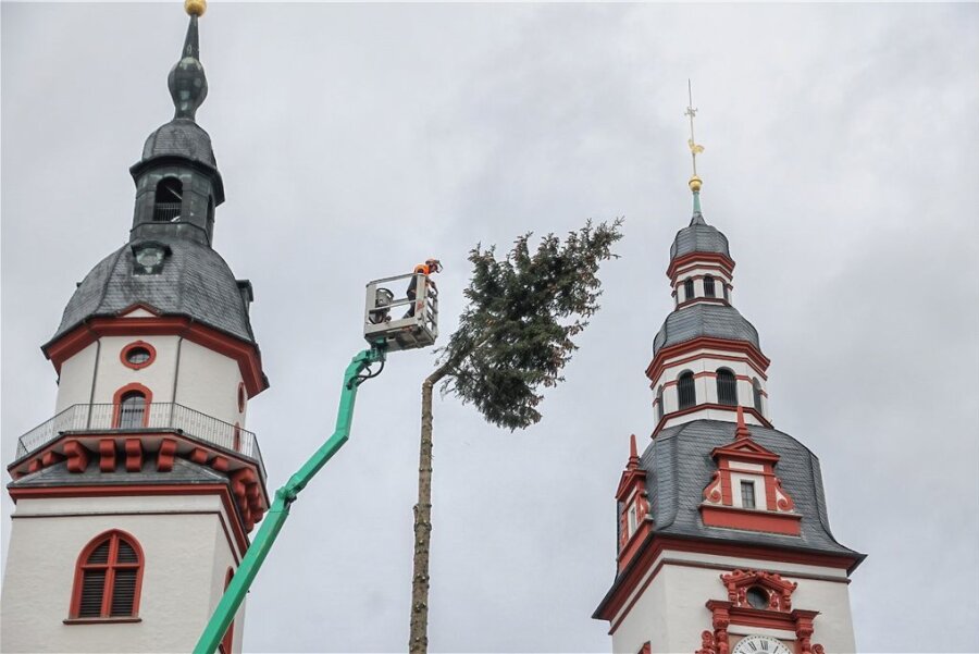 Abschied vom Chemnitzer Weihnachtsbaum - Mit dem Abtragen des Weihnachtsbaumes wurde am Montag auf dem Neumarkt die letzte Erinnerung an den Weihnachtsmarkt 2022 entfernt. 