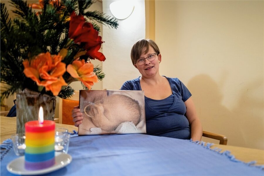 Abschied vom verstorbenen Kind: Wie in Freiberg trauernden Eltern geholfen wird - Isabell Rödel mit dem Foto ihres Sohnes, der 2018 kurz nach der Geburt starb. 