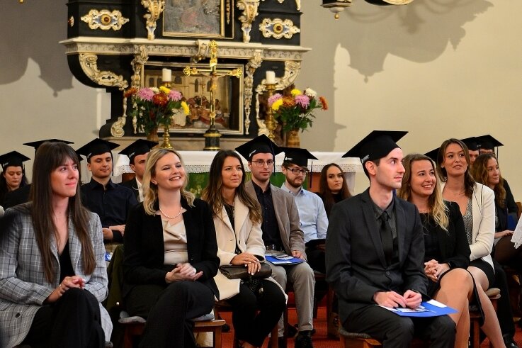 Rund 80 Absolventen der Hochschule wurden am Donnerstag in einer von vier Exmatrikulationsfeiern in der Stadtkirche geehrt. 
