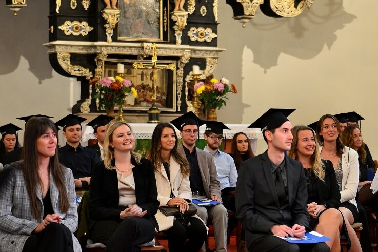 Abschied von besonderem Jahrgang - Rund 80 Absolventen der Hochschule wurden am Donnerstag in einer von vier Exmatrikulationsfeiern in der Stadtkirche geehrt. 