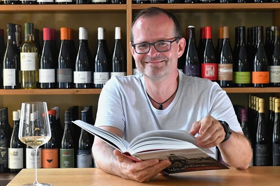 Janek Schumann. Der Weinexperte betreibt in Freiberg die Weinbar Herder Zehn. Nun hat er sein erstes Buch herausgebracht. 
