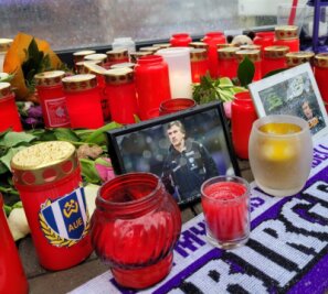 Abschied von einer Trainer-Ikone: "Er ist viel zu zeitig gegangen" - Am Erzgebirgsstadion haben Fans des FC Erzgebirge Aue zum Gedenken an Gerd Schädlich Blumen abgelegt sowie Fotos und Kerzen aufgestellt. 