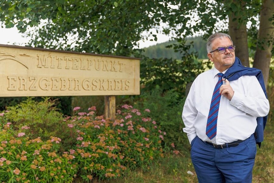 Abschied von Frank Vogel nach 14 Jahren als Landrat im Erzgebirge: "Politik ist wie eine Droge" - Landrat Frank Vogel hat sich für den Fototermin zu seinem Abschied am Mittelpunkt des Erzgebirgskreises verabredet. Der befindet sich in Tannenberg. 