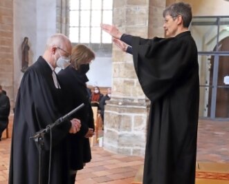 Abschied von Freibergs Dompfarrer - Superintendentin Hiltrud Anacker (r.) verabschiedete Pfarrer Urs Ebenauer und seine Frau aus der Gemeinde. 