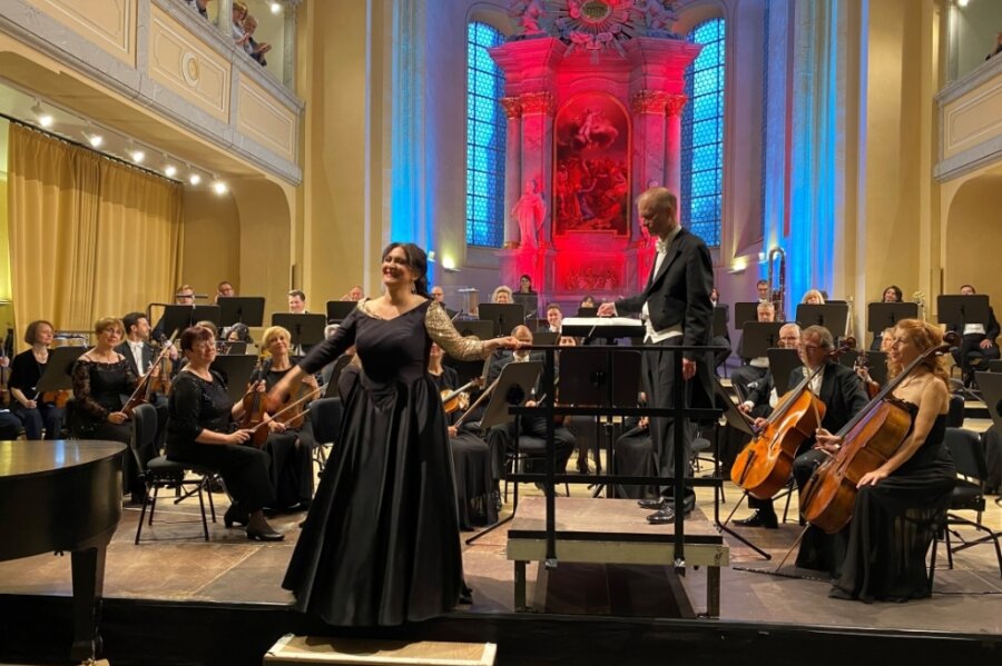 Leonora Weiß-del Rio nach ihrem letzten Sinfoniekonzert mit der Mittelsächsischen Philharmonie und Generalmusikdirektor Jörg Pitschmann in der Nikolaikirche Freiberg. 