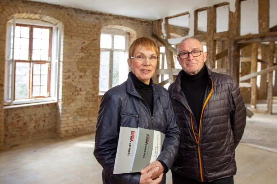 Klaus und Karin Helbig an ihrem einstigen Wirkungsort, dem Weisbachschen Haus 3. Dort fand die Sommerakademie statt, Beide stehen in ihrem einstigen Büro, welches nun saniert wird. 