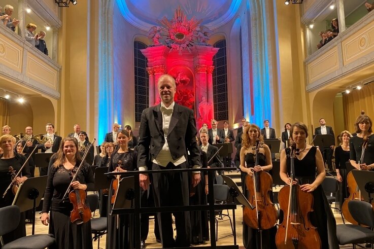 Rund 230 Besucherinnen und Besucher haben das letzte Sinfoniekonzert von Generalmusikdirektor Jörg Pitschmann am Donnerstagabend in der Freiberger Nikolaikirche erlebt.